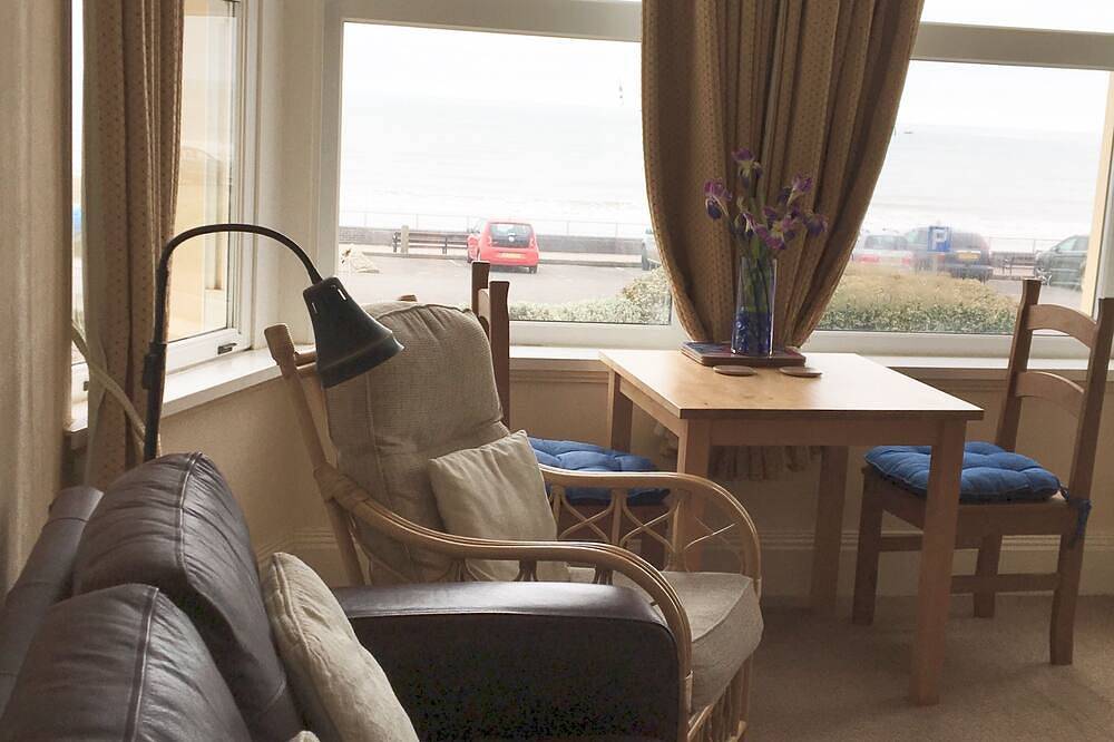 Entire apartment, First floor seaside apartment with balcony and spectacular sea views. in Tywyn, Snowdonia