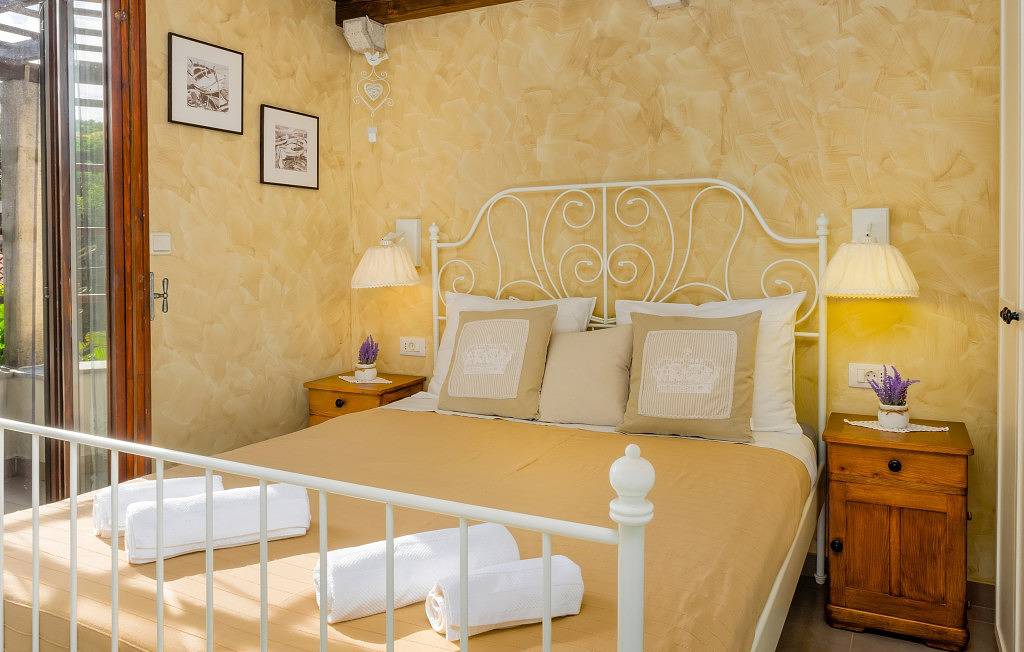 Villa Imortele aria with pool by Villas Guide in Cres Stadt, Cres