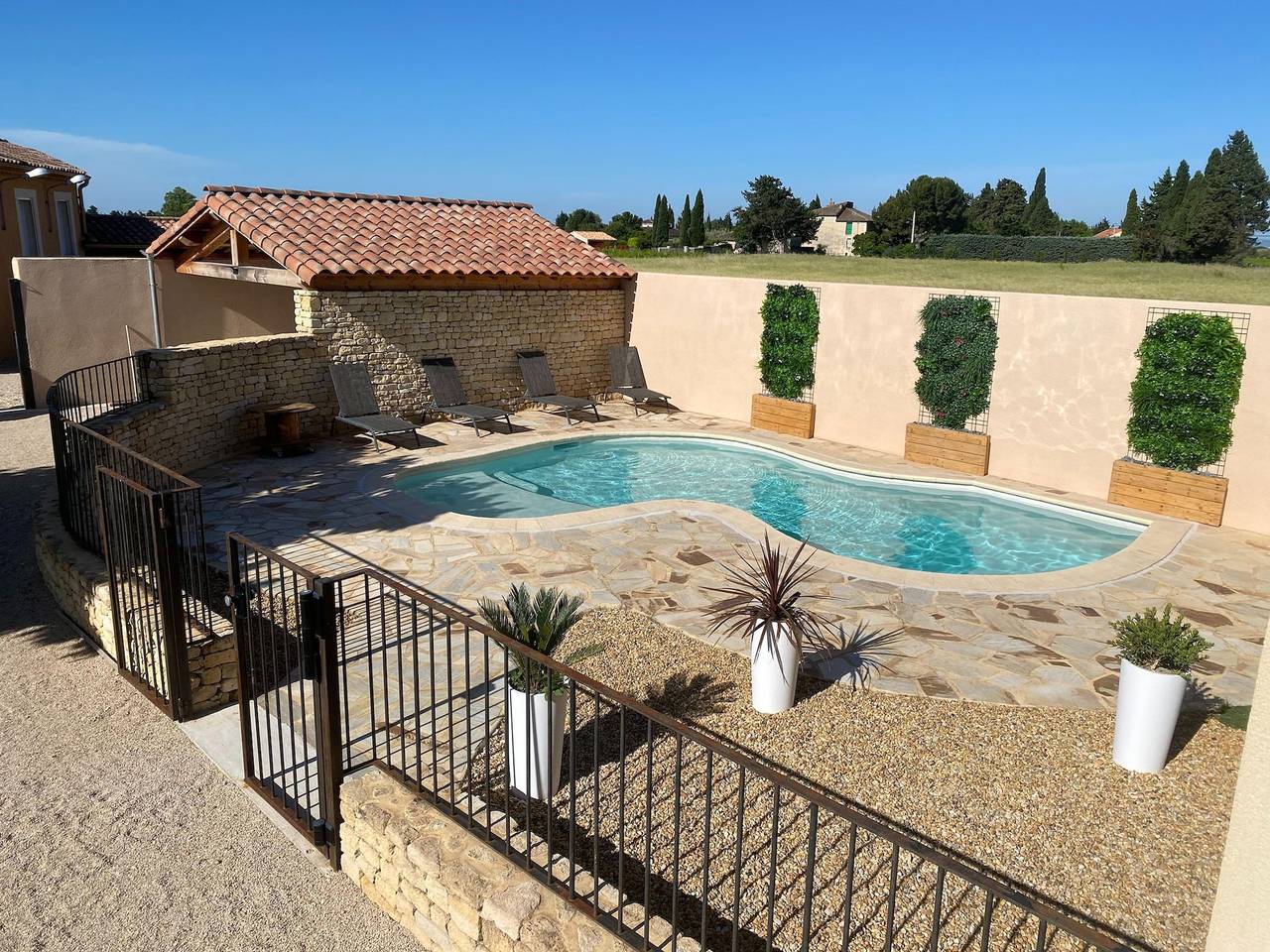 Farmhouse with swimming pool in Provence in Violès, Vaucluse