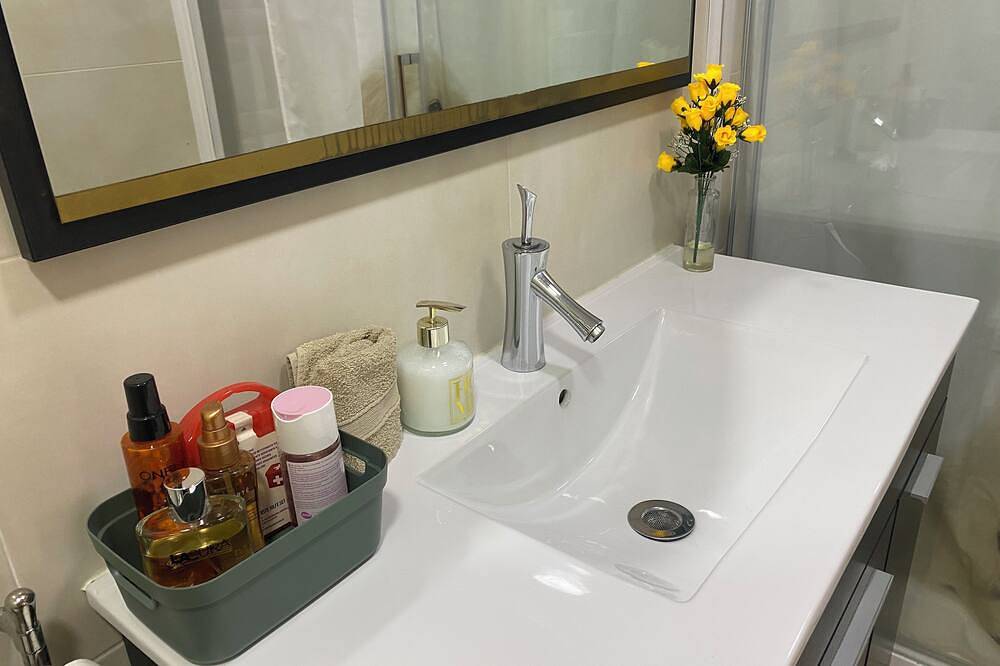 Apartamento entero, Mini Terraza Relajante Galvani. Ideal parejas in Tarrasa, Interior de Barcelona