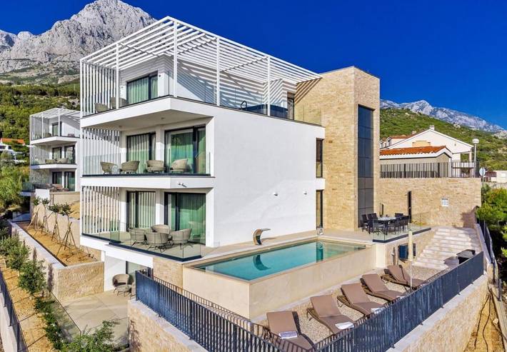 Villa pour 8 personnes, avec piscine et jardin ainsi que sauna et vue, animaux acceptés à Promajna