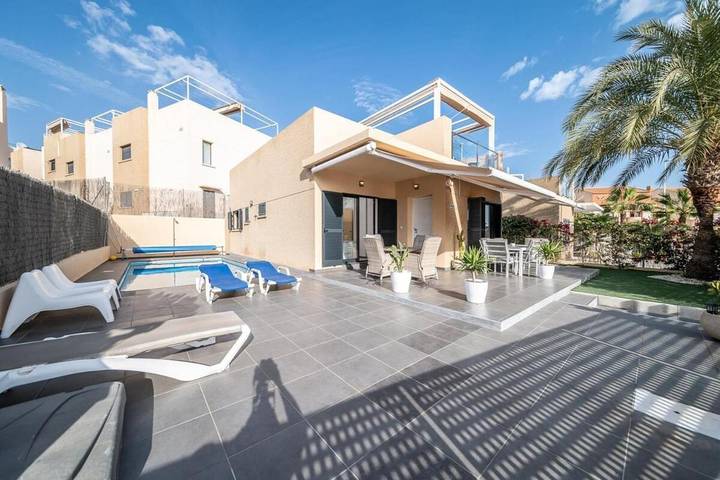 Villa for 6 people, with Balcony and Terrace as well as Garden and Pool in La Zenia