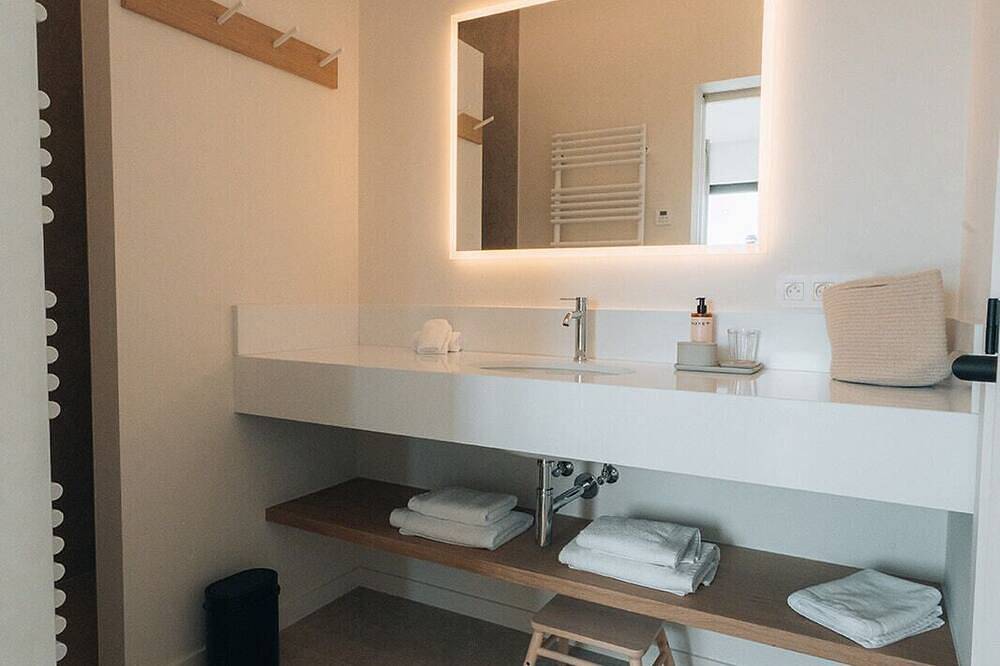 Oakstone Lodge- 12 person gite with Jacuzzi, swimming pool and sauna in Houyet, Region Namur