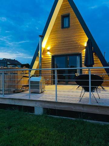 Lodge pour 4 personnes, avec terrasse ainsi que vue et piscine dans Marne