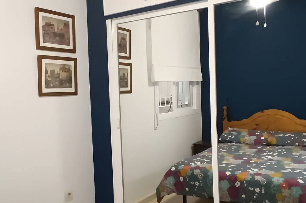 Apartamento entero, Apartamento 'Brisa y Mar' con piscina compartida, terraza privada y Wi-Fi in Urbanización La Perla de Andalucía, Calahonda