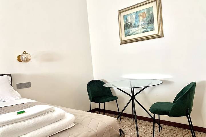 Zweibettzimmer-Superking-Eigenes Badezimmer-Strassenblick in Piacenza, Piacenza Provinz