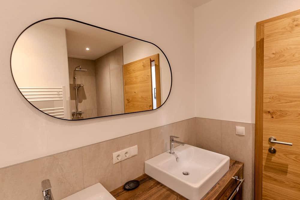 Ganze Wohnung, Modernes Apartment in schöner Lage in Tuxer Alpen, Zellberg