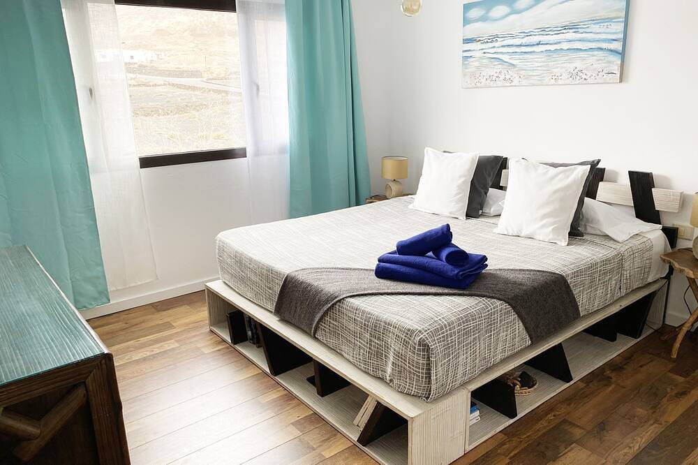 Grande chambre double avec salle de bain in La Costa (Lanzarote), Tinajo