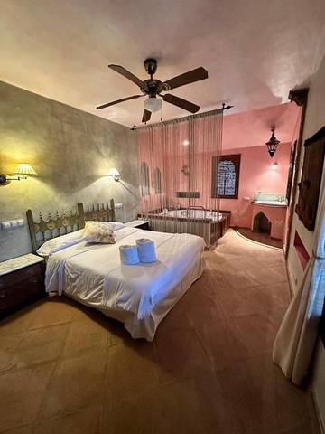 Casa rural para 13 personas, con jacuzzi además de jardín y piscina en Archidona