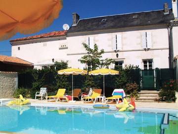 Gîte pour 6 personnes, avec piscine ainsi que jardin et terrasse à Saint-Cybardeaux