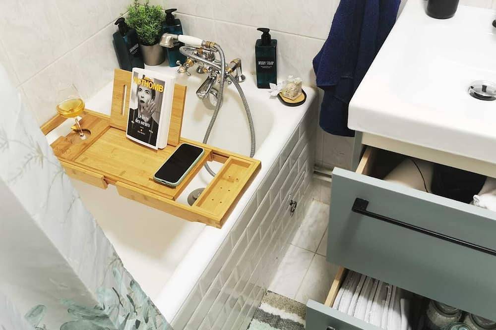 Entire apartment, Grand Studio au Pied de La Défense in Courbevoie, Hauts-de-Seine