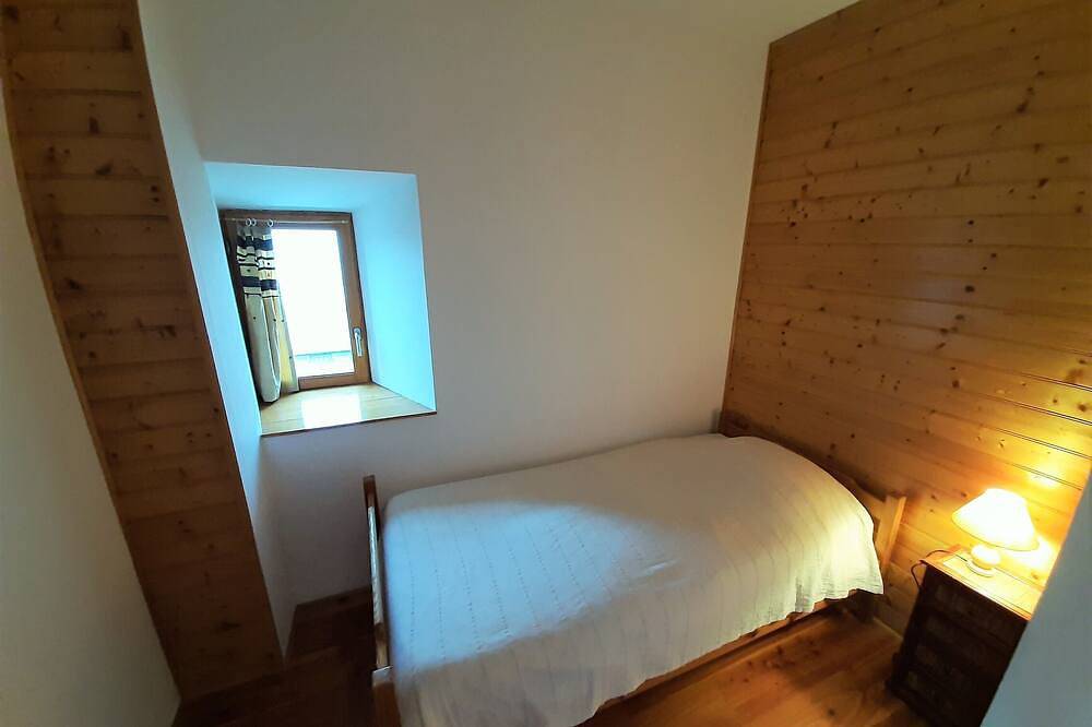 Stone and wood guest rooms with large garden in the heart of the village! in La Chaise-Dieu, Regionaal natuurpark van Livradois-Forez