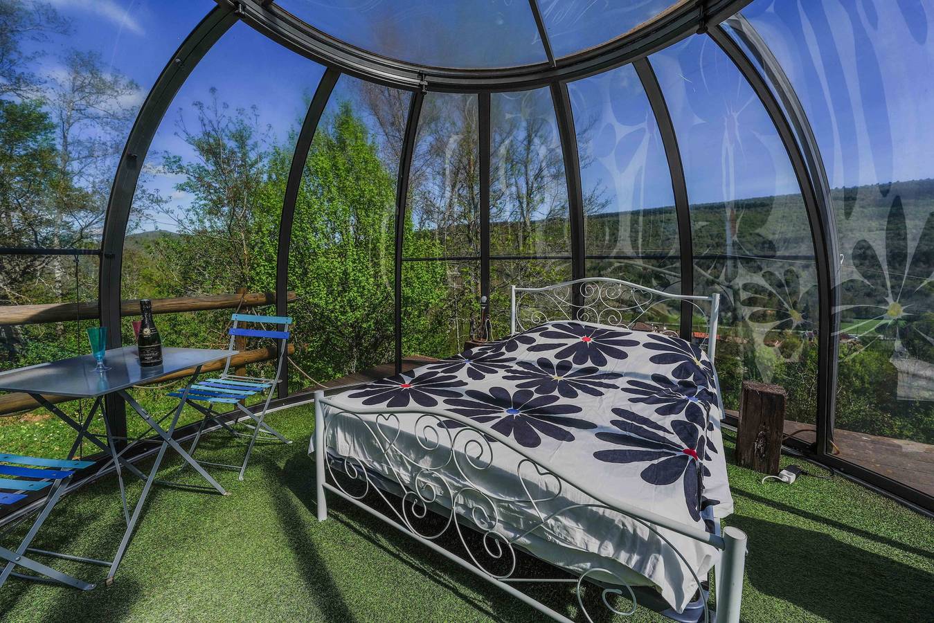 Cabane « Nuit Insolite en Dôme Vitré » : Vue Montagne, Terrasse Privée, Jardin Partagé in Bélesta (Midi-Pyrénées), Ariège