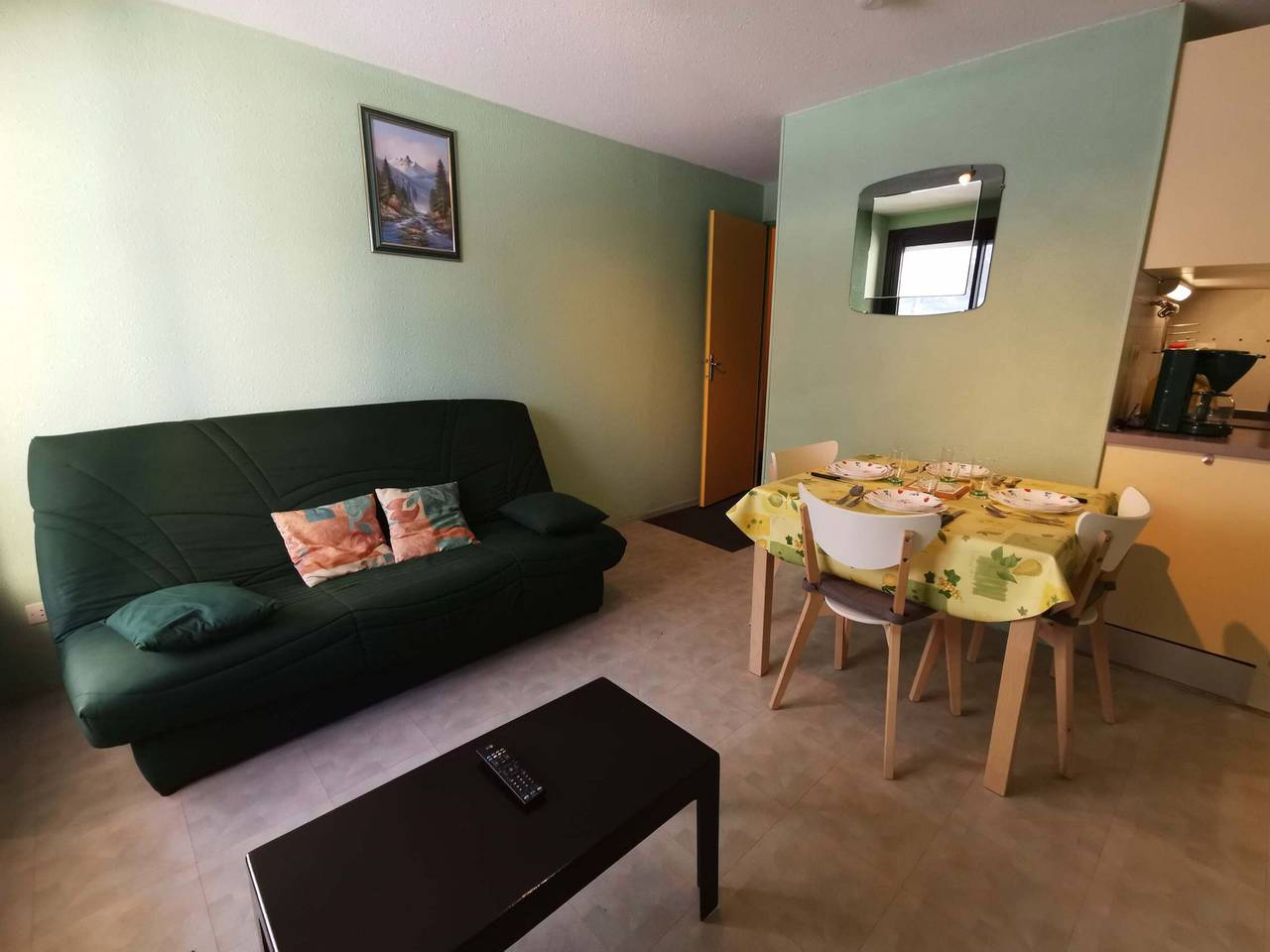 Entire apartment, Cozy 2Br Cabin Apartment with Balcony, Near Aquatic Center, Sleeps 6, No Pets in Prapoutel, Les Adrets