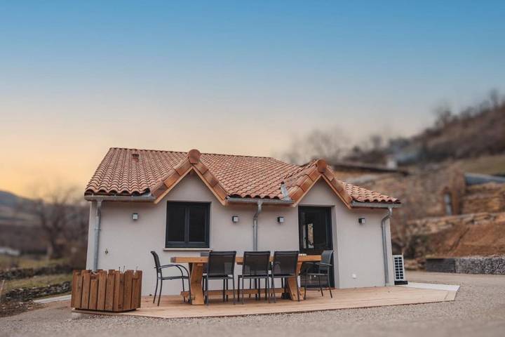 Location de vacances pour 7 personnes, avec terrasse à Saint-Georges-de-Luzençon