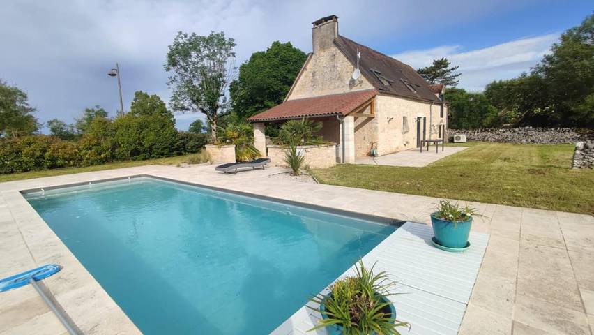 Location de vacances pour 8 personnes, avec jardin et piscine ainsi que terrasse et vue à Couzou - 3