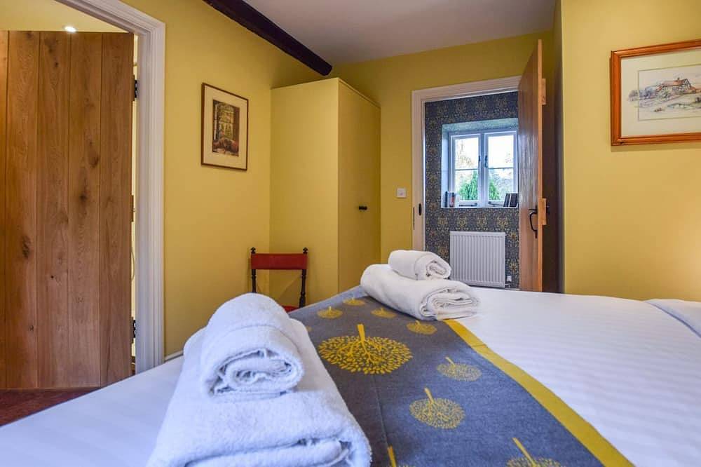 A sudeley castle cottage that sleeps 8 guests  in 4 bedrooms in Winchcombe, Gloucestershire