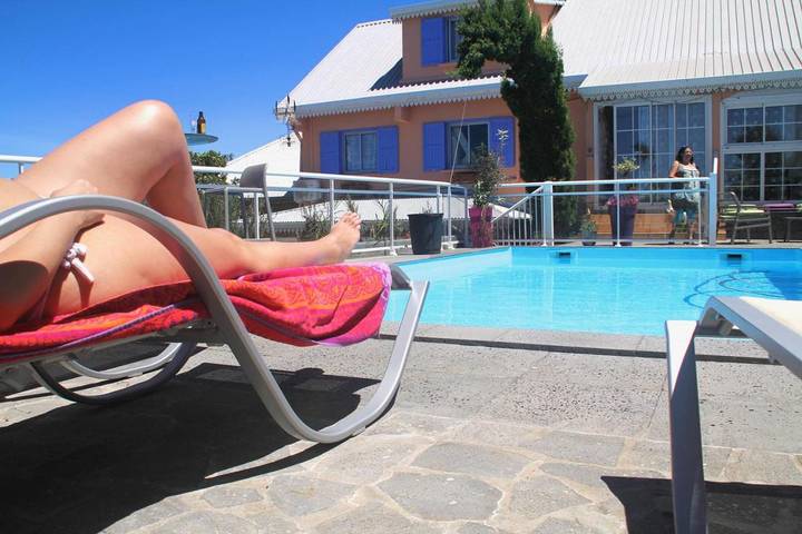 Chambre d’hôte pour 3 personnes, avec terrasse ainsi que jardin et piscine à Petite-Île