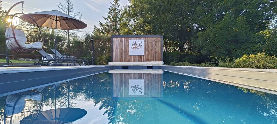 Gîte pour 2 personnes, avec piscine et jardin ainsi que sauna et balcon à Ginouillac
