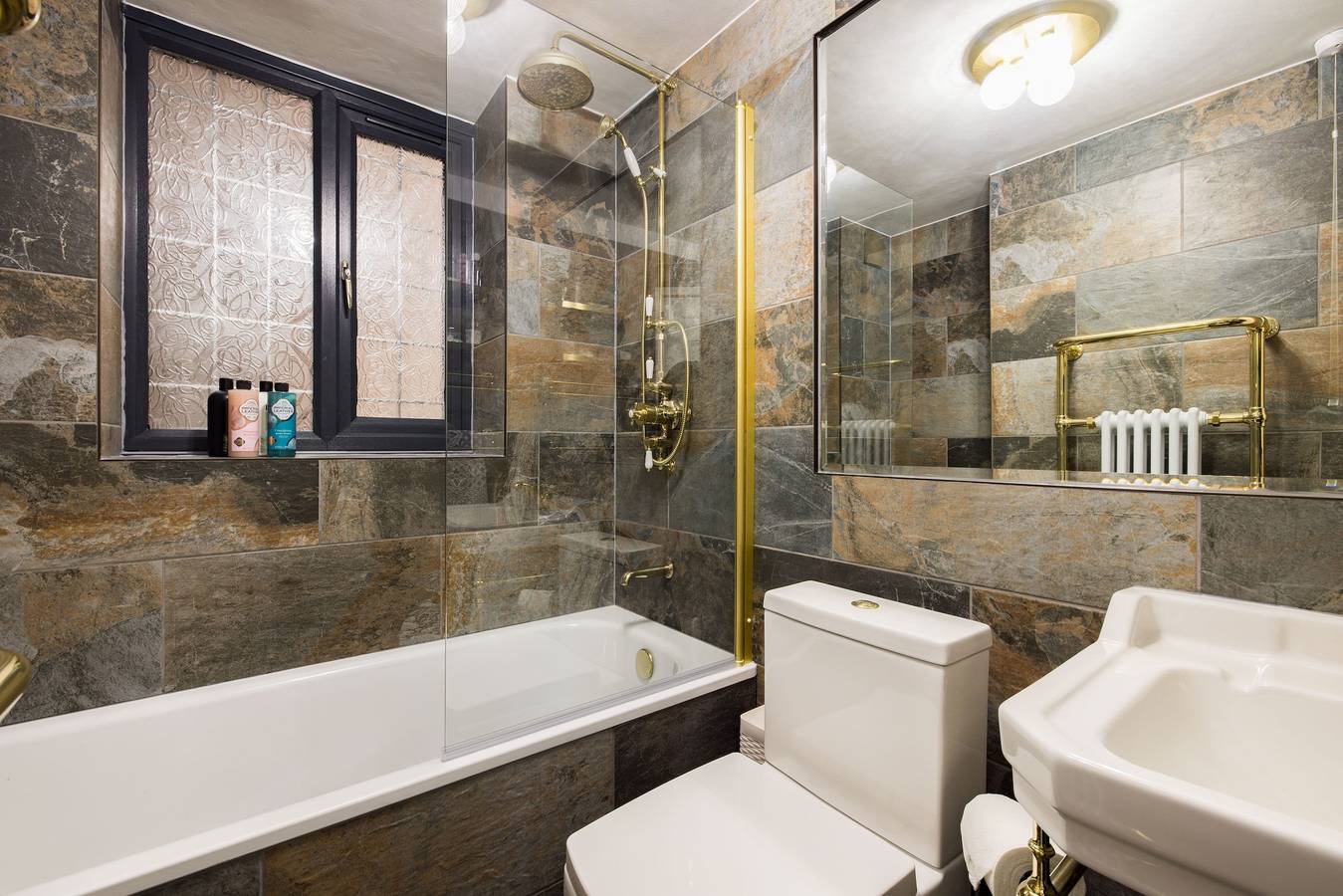 Entire vacation apartment, Mayfair 3-Bed 5-Guest Berkeley Square 1729 House in London, South East England