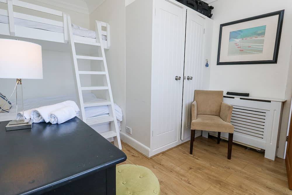 Flat 7 Sand Acres, family friendly in Canford Cliffs in Sandbanks, Poole