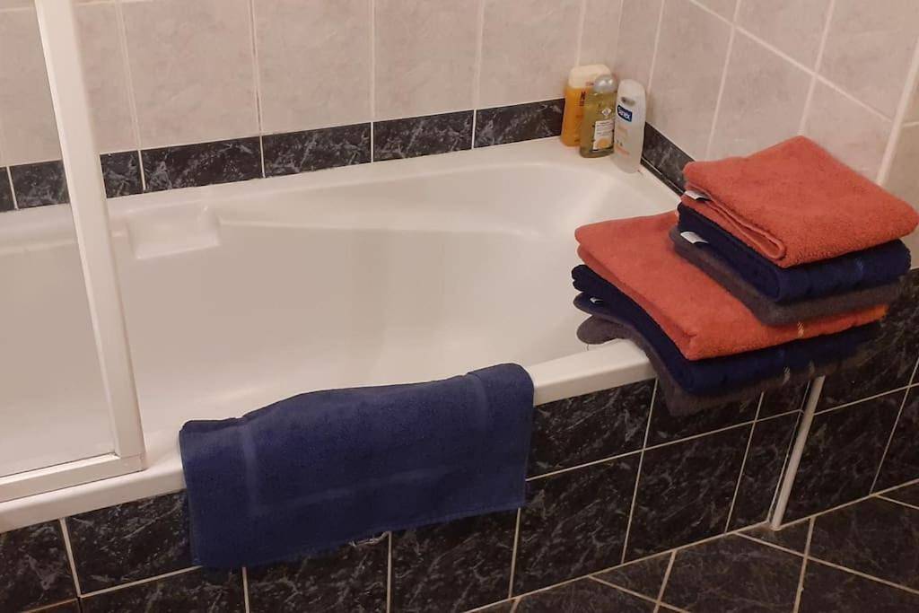 Appartement entier, Two-Bedroom Apartment in Annemasse, Région de Saint-Julien-en-Genevois