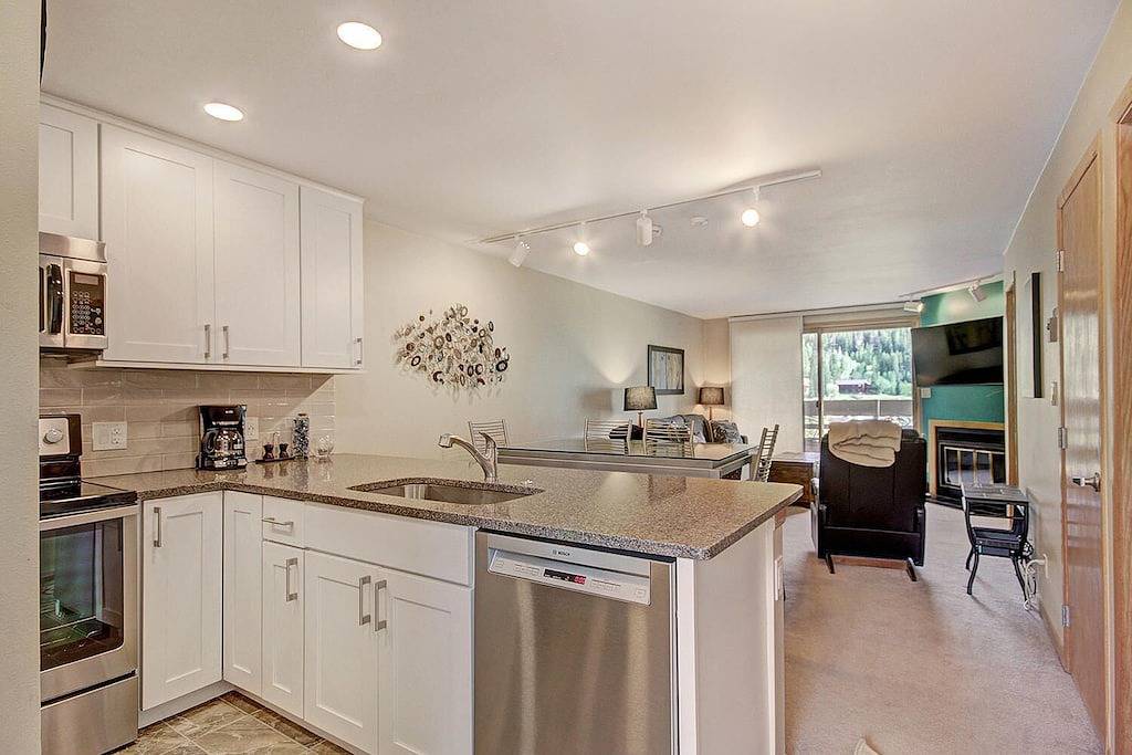 Ganze Wohnung, Pet Friendly- Walk, Shuttle zum Keystone Aktivitäten, Restaurants. Deck mit Blick auf den Fluss und die Berge in Arapahoe Basin