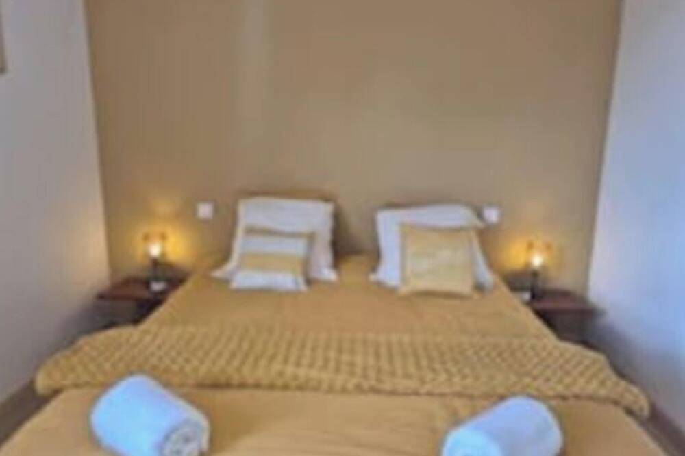 Family home in Montreuil-Bellay, La Thibaudière. Sleeps 10. in Montreuil-Bellay, Loire-Tal