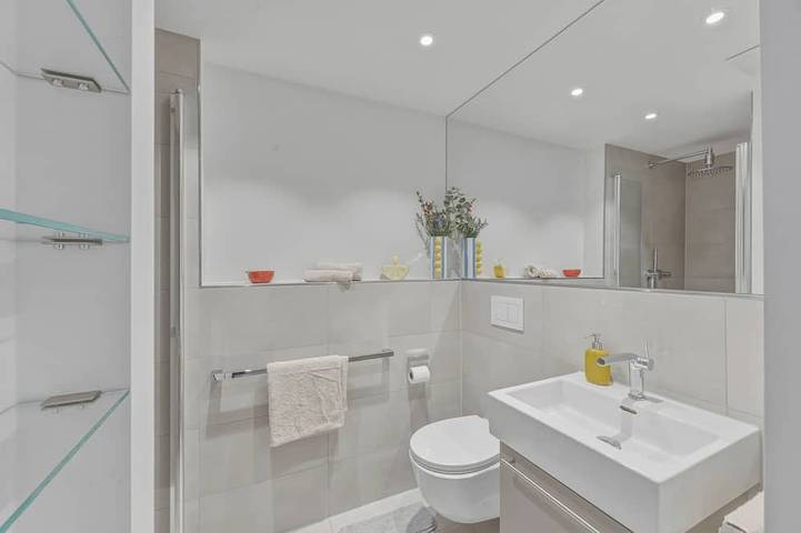 Appartamento intero, Skyline View & Free Underground Parking | Fitness Center + Rooftop Terrace in Francoforte, Hesse del Sur