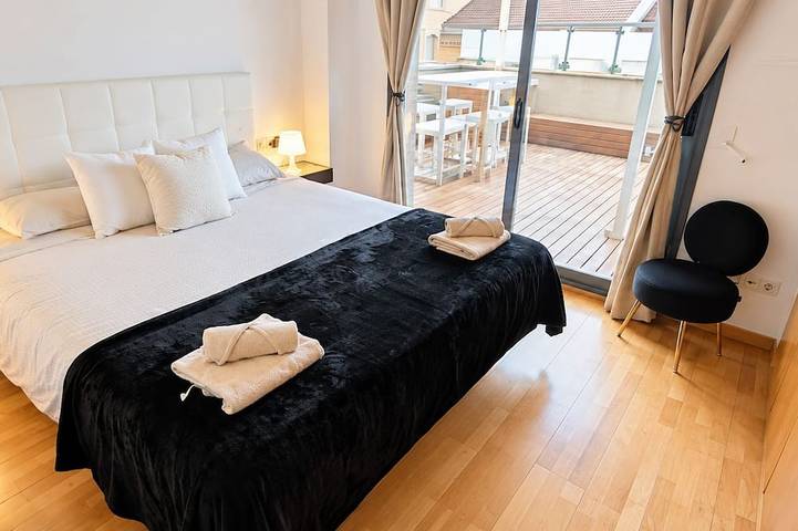 Entire apartment, Apartment with a Pool on the Beach in Barcelona in Badalona, Barcelonès