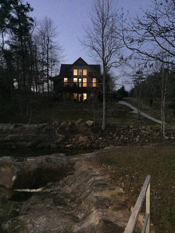 Vacation rental for 12 people, with balcony and yard in Lewis Smith Lake