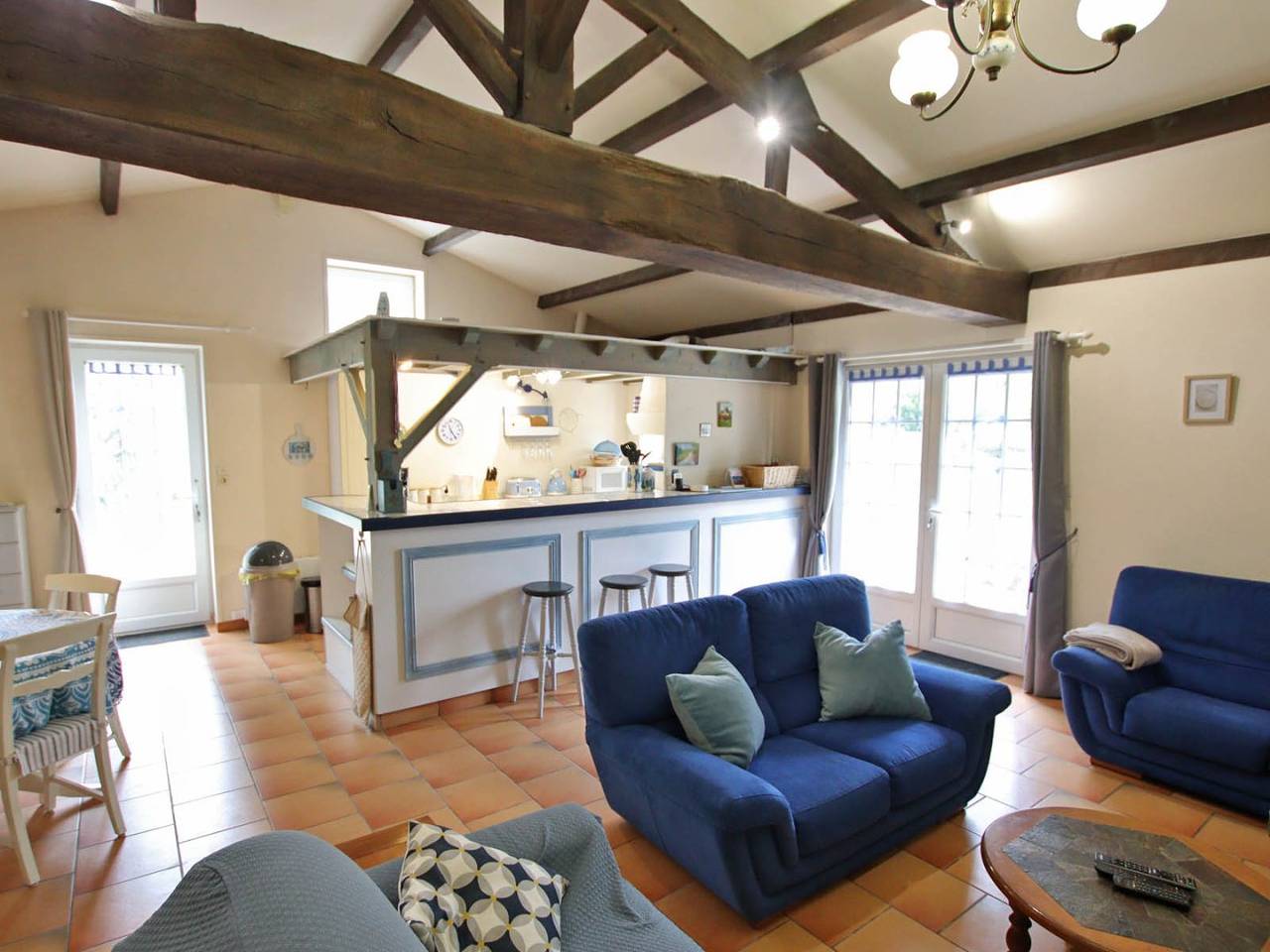 Gîte Le Cottage Bleu, avec piscine et jardin in Lairoux, Fontenay-le-Comte