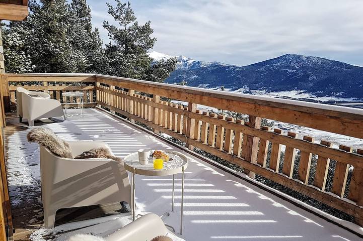 Chalet pour 12 personnes, avec jacuzzi ainsi que balcon et jardin à Les Angles