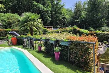 Location de vacances pour 2 personnes, avec terrasse et piscine à Aubazines