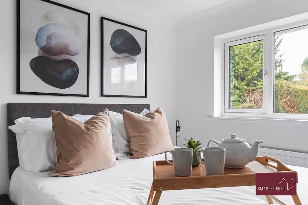Guildford - Two Bedroom House with Garden in Guildford, Surrey