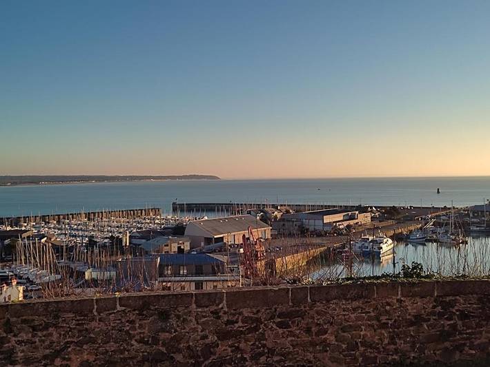 Location de vacances pour 8 personnes, avec vue et terrasse dans Office De Tourisme De Granville Terre Et Mer