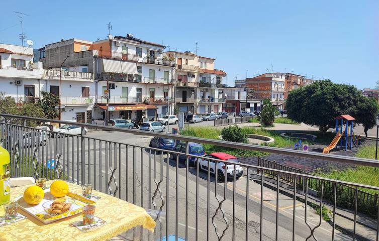 Entire holiday apartment, Beachside Apartment with A/C, Terrace & Parking in Chianchitta-Pallio, Giardini-Naxos