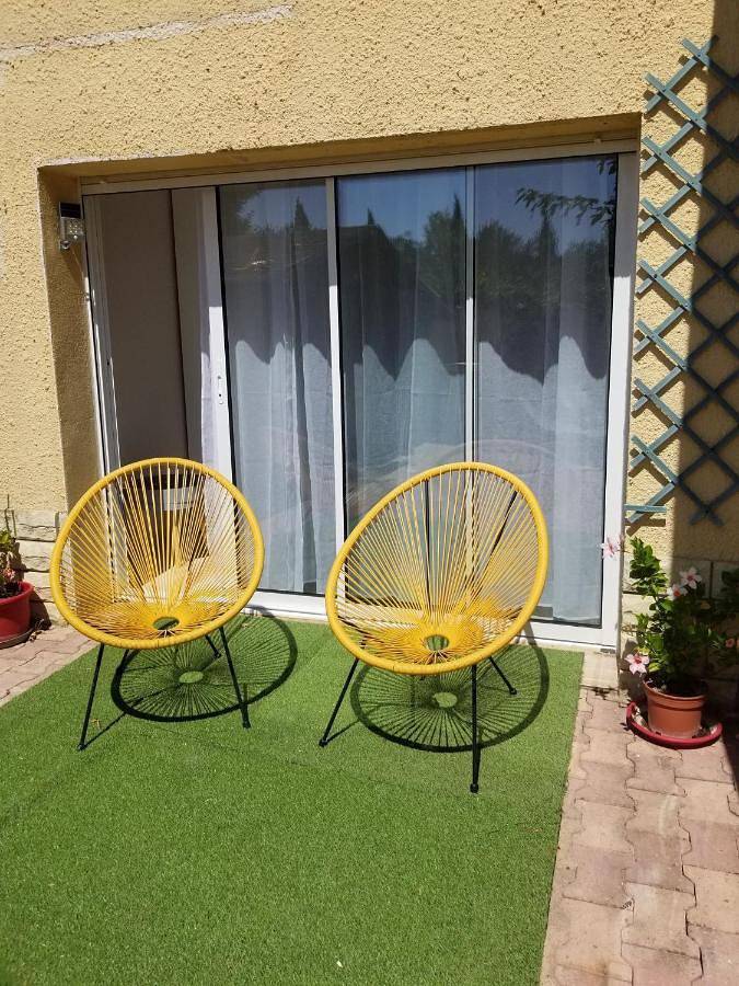 Location de vacances pour 2 personnes, avec terrasse ainsi que piscine et jardin à Espondeilhan - 3