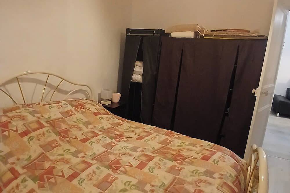 Entire apartment, Lovely apartment in village house, pedestrian street, right in the center of town. in Auriol, Mediterranean Coast (France)