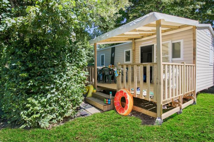 Location de vacances pour 5 personnes, avec terrasse ainsi que jacuzzi et piscine, animaux acceptés à Saint-Geniès