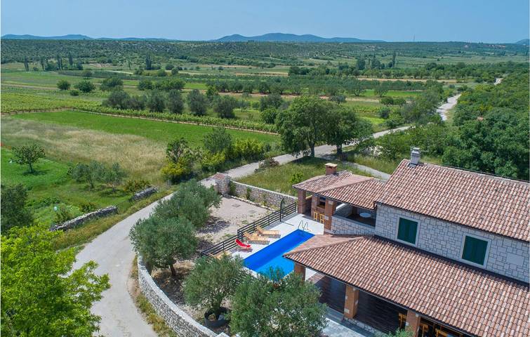 Geräumige Ferienwohnung mit Pool, Terrasse und WLAN in der Nähe des Flusses Guduča in Skradin, Šibenik-Knin