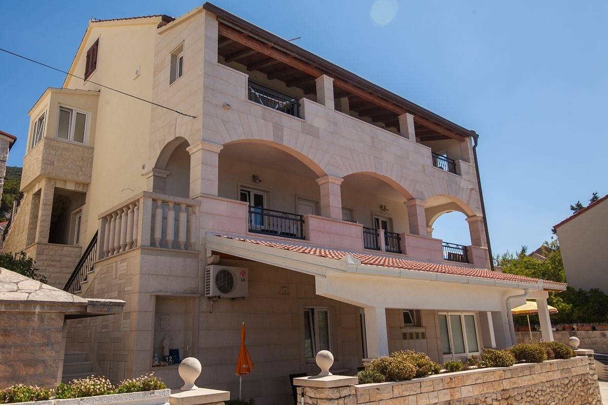 Ganze Wohnung, 2-Zimmer-Ferienwohnung mit Terrasse und Meerblick Bol, Brac A-23848-b in Bol, Brac