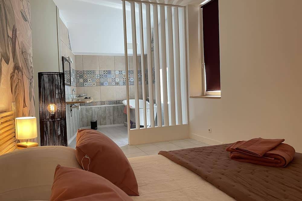 Appartement entier, Loft en duplex de 150m2 avec immense terrasse, jacuzzi en plein coeur d'Avignon in Avignon, Vaucluse