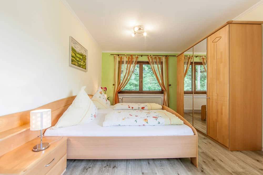 Ganze Wohnung, Doppelzimmer mit Balkon auf der Südseite - Landgasthaus Zum Kreuzberg in Schönbach, Vulkaneifel