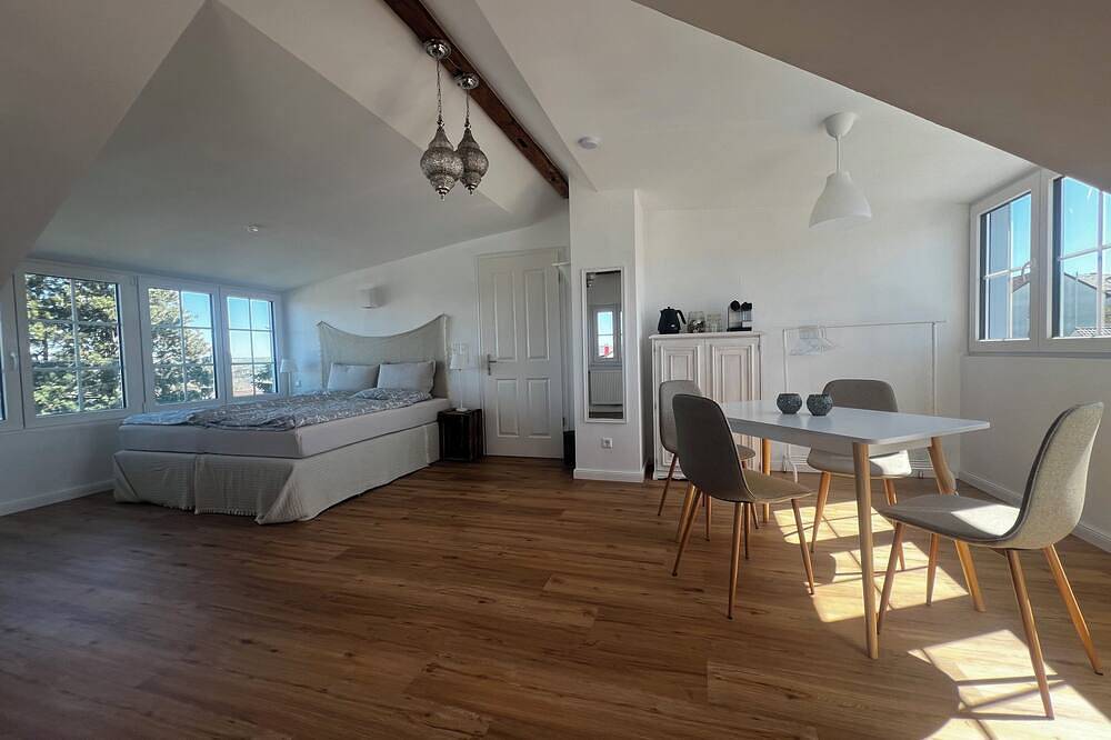 Ganze Wohnung, Apartment mit atemberaubendem Blick über Besigheim in Besigheim, Kraichgau