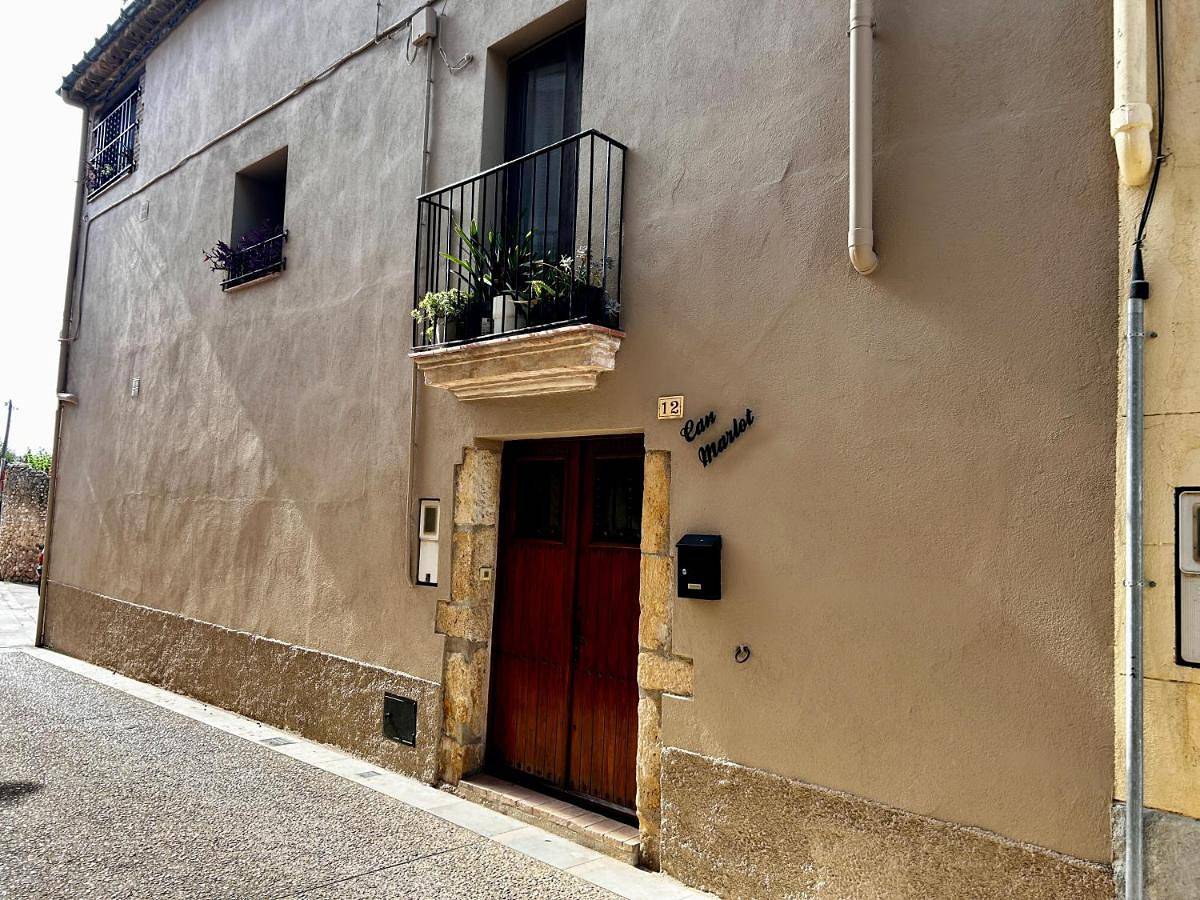 Three-Bedroom House in Navata, Oberampurien