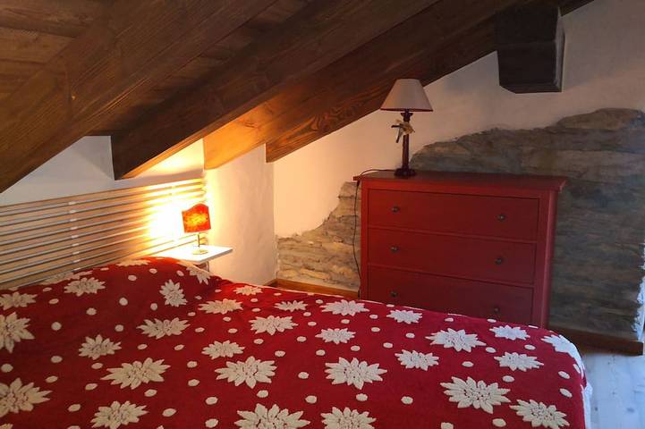 Entire apartment, La Maison Des Chats strategically located for visiting the entire Aosta Valley in Tholasèche, Comune di Nus