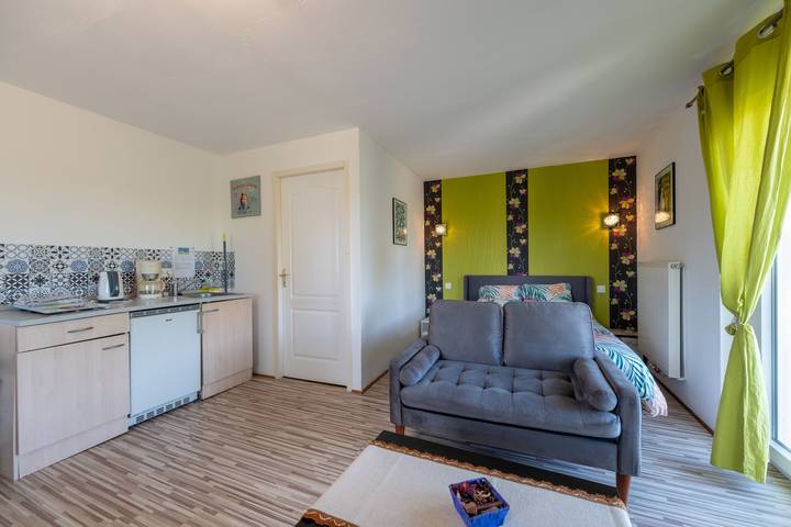 Chambre d’hôtes « Chambre Double - Côté Jardin » : vue montagne, terrasse privée et Wi-Fi in Xertigny, Région d'Épinal