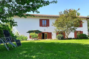 Location de vacances pour 7 personnes, avec jardin à Beyrie-sur-Joyeuse