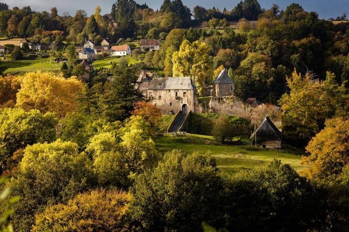 Location de vacances pour 2 personnes, avec vue ainsi que terrasse et jardin à Ségur-le-Château - 2